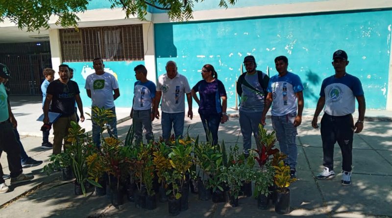 Desplegada jornada de limpieza y siembra de plantas en el liceo Antonio Lemus Pérez de Cumaná